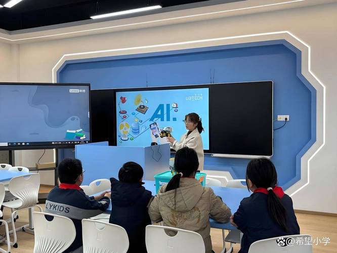 中小学生分组讨论AI指令设计课堂活动