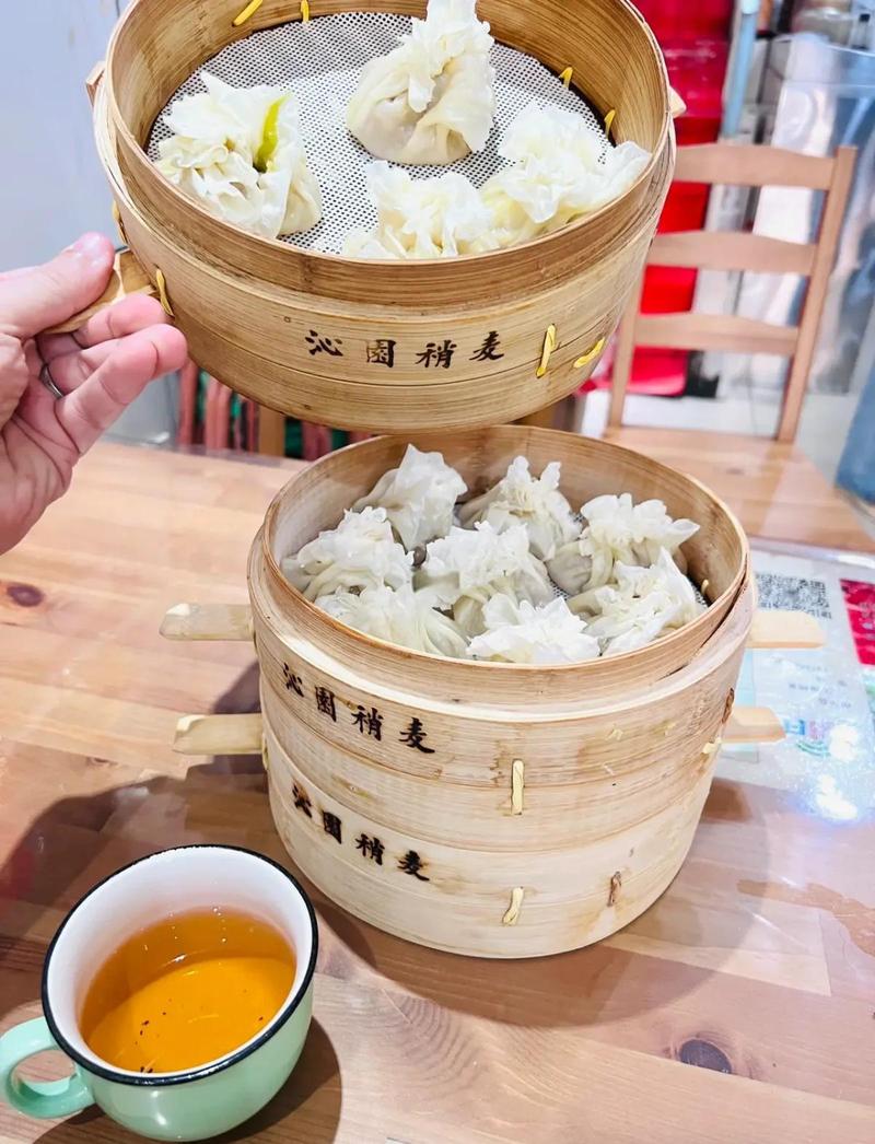 呼和浩特老茶馆早茶桌荷叶褶烧麦