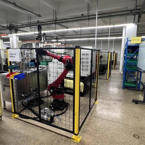 带安全围栏的传统工业机器人装配产线