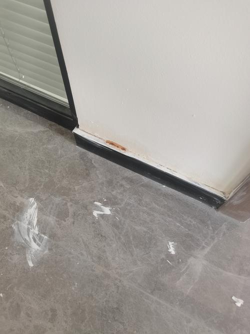 出租屋旧瓷砖地面沾着碎头发