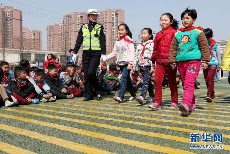 家长陪伴九岁儿童练习过马路的安全教育场景