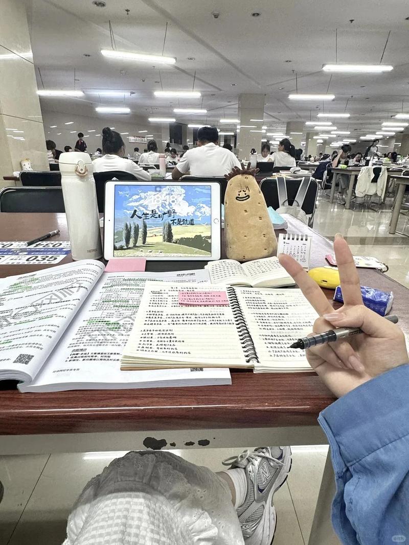 考研初试备考时学生对着满页笔记走神的实拍场景