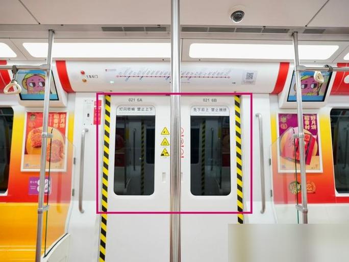 地铁车厢内正确站姿对比示意图