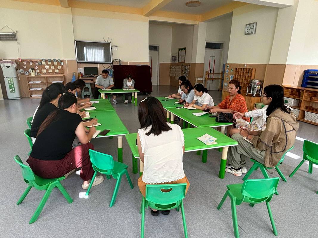 幼儿园新教师培训场景