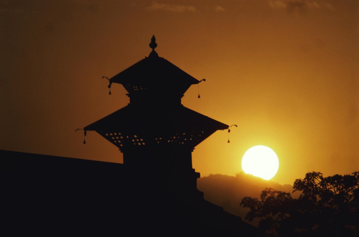 山西古寺黄昏暮鼓晚钟剪影