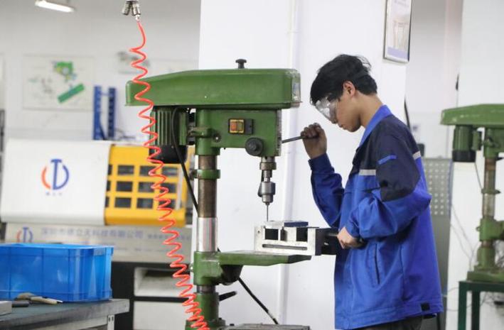 某工厂开放日青少年体验精密模具制作