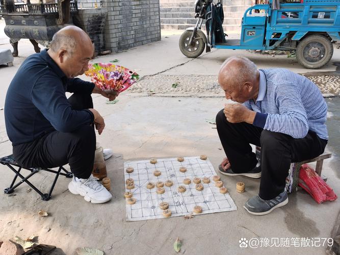 喀什老茶馆老人下棋
