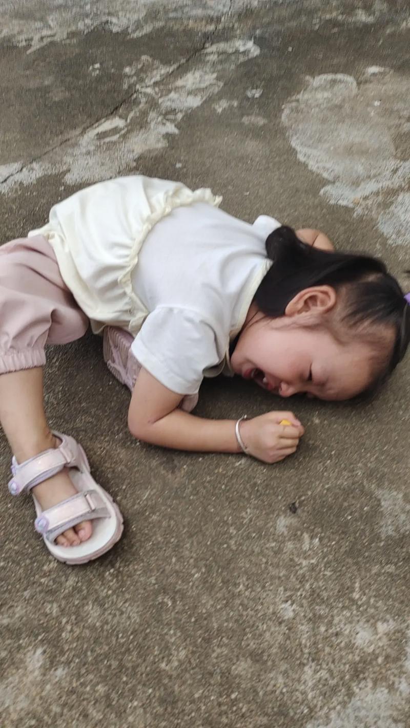 孩子因为饼干碎了哭闹打滚场景
