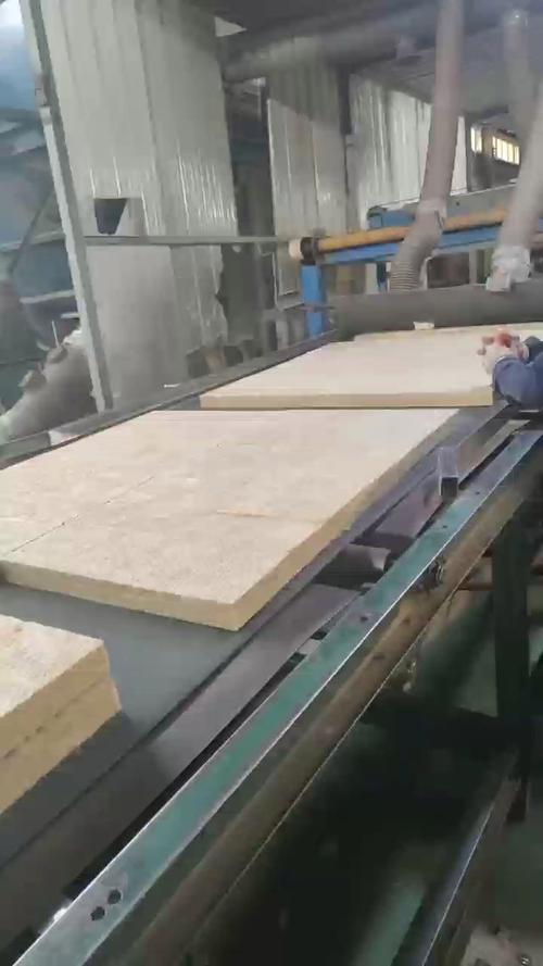 改性保温板烘干流水线出料作业现场