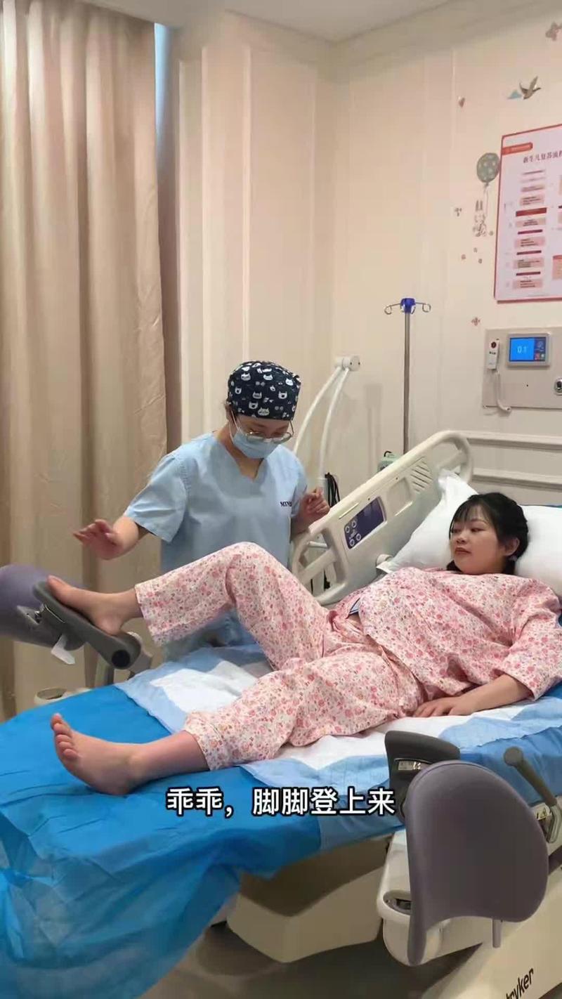 产后宝妈床边缓慢活动实拍
