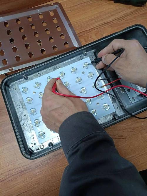 灯具维修更换LED驱动操作实拍