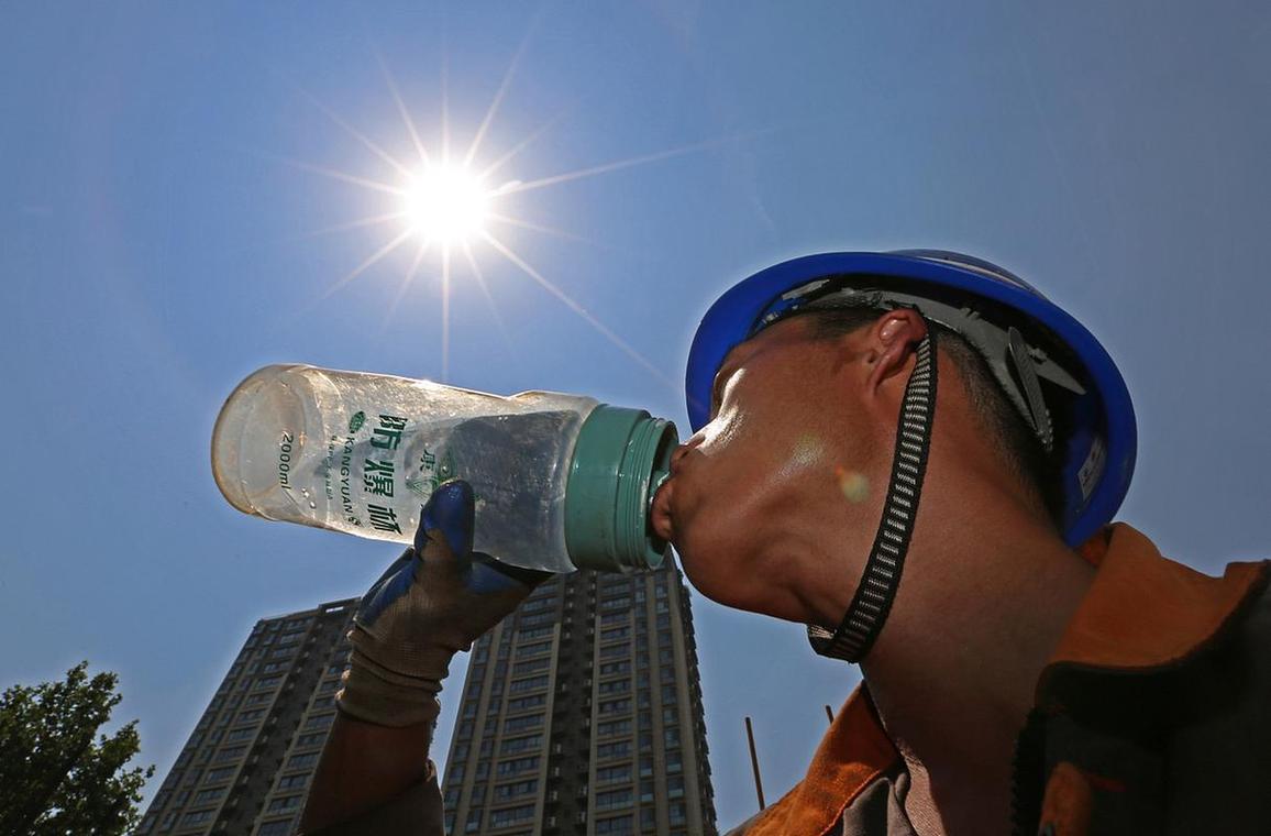 夏季户外高温工人补水休息场景