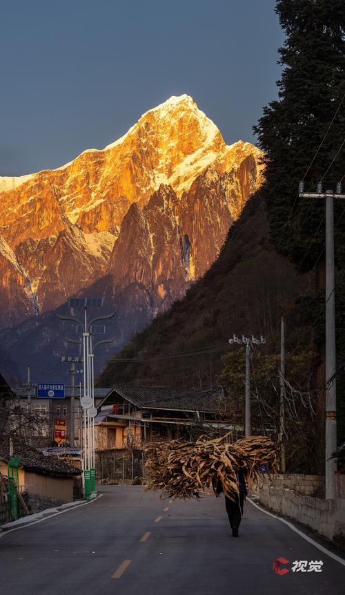 海螺沟磨西镇外山区秋景公路