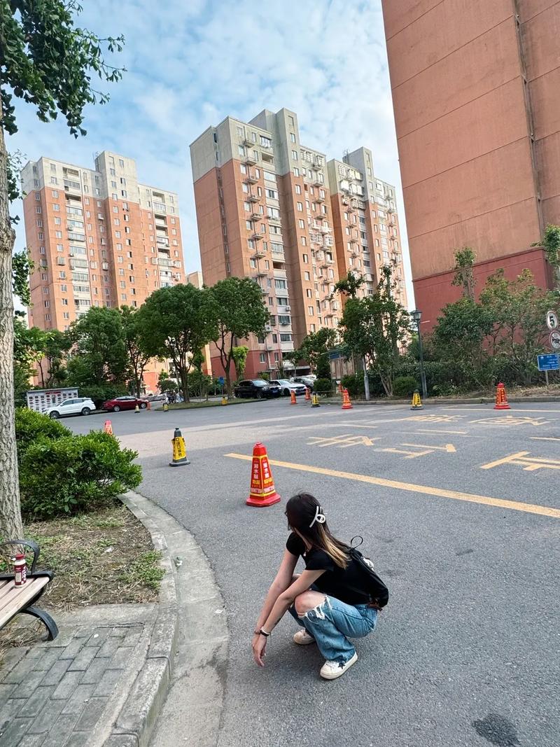 网红狗仔小区楼下蹲拍现场图