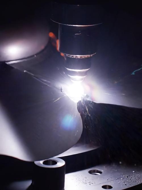 激光熔覆再制造航空发动机叶片现场图