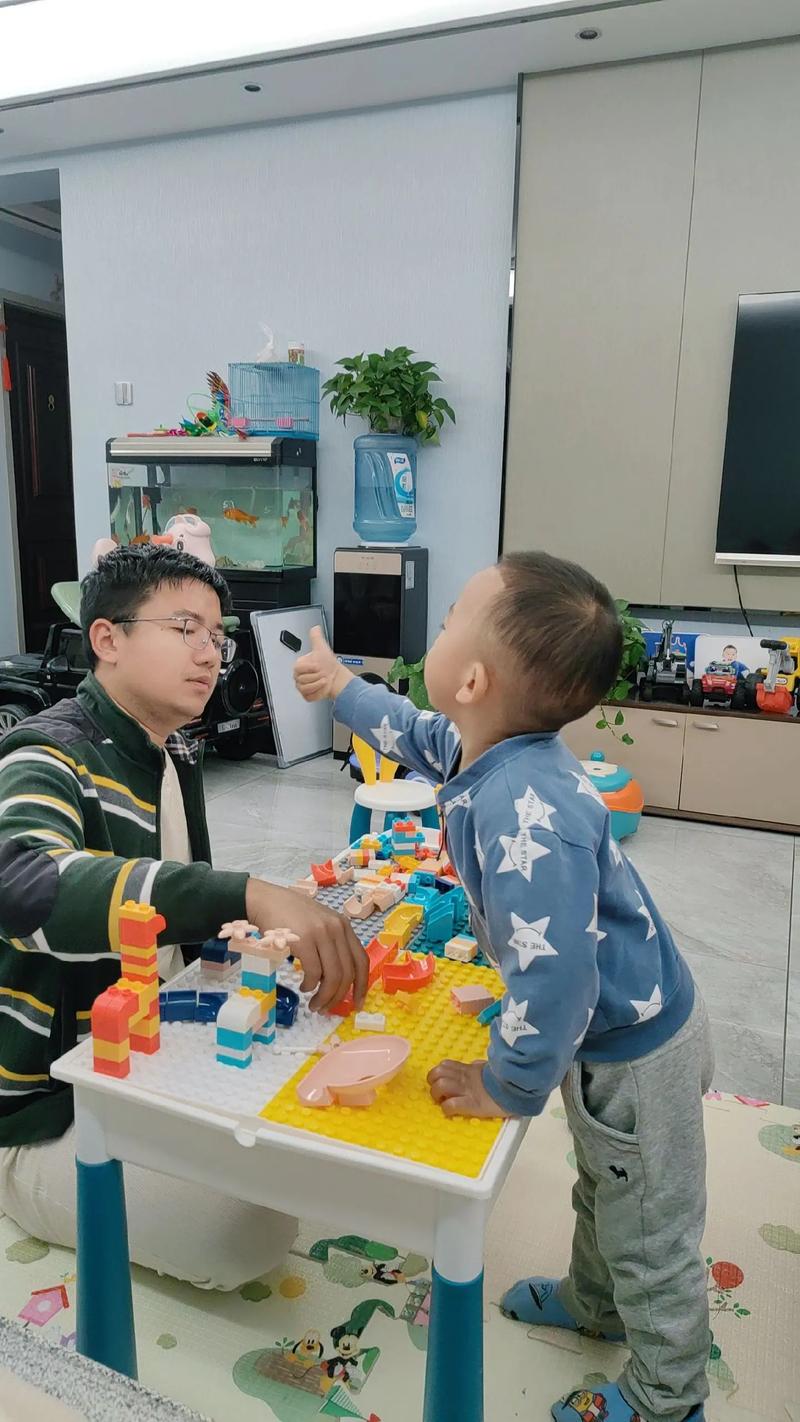 工业从业者爸爸陪孩子在公园搭建积木亲子照