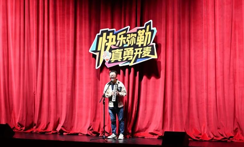 小剧场脱口秀演出演员站在麦前表演侧影