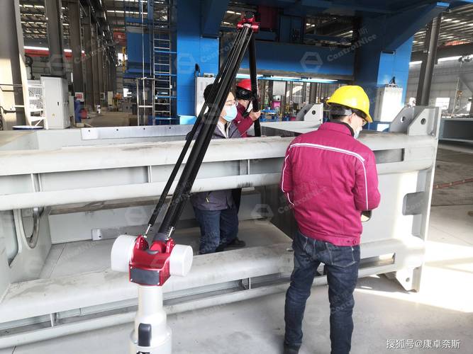 维修师傅用塞尺测量摆臂球头旷量举升机实拍