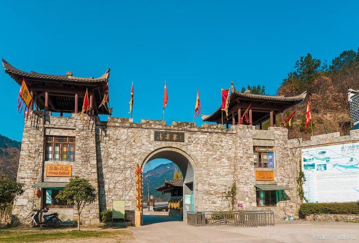南漳主山寨民宿邻古寨石墙观景台