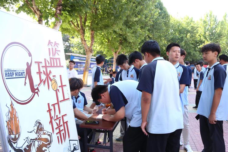 中学生热火朝天进行社团招新活动的现场照片