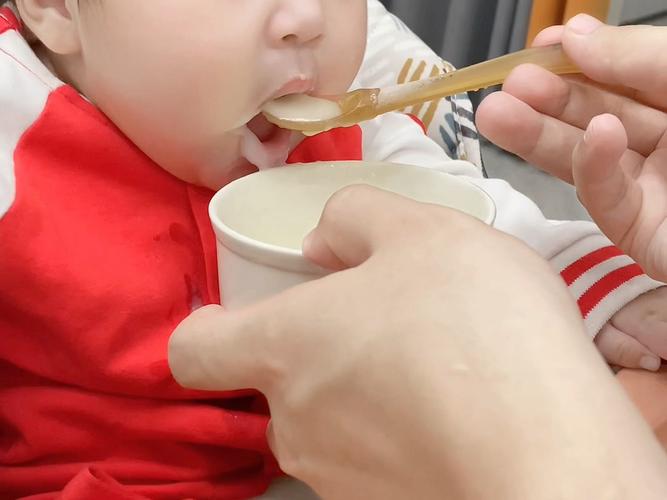家长追着给幼儿喂南瓜米糊的错误哄睡场景实拍