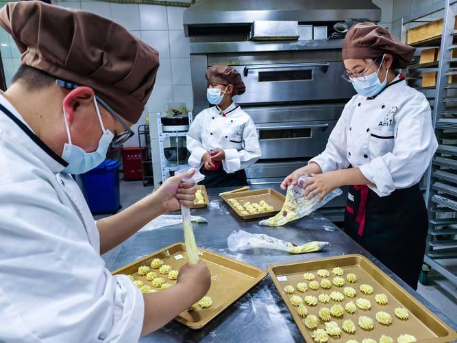 社区手工面包店日常揉面制作现场图
