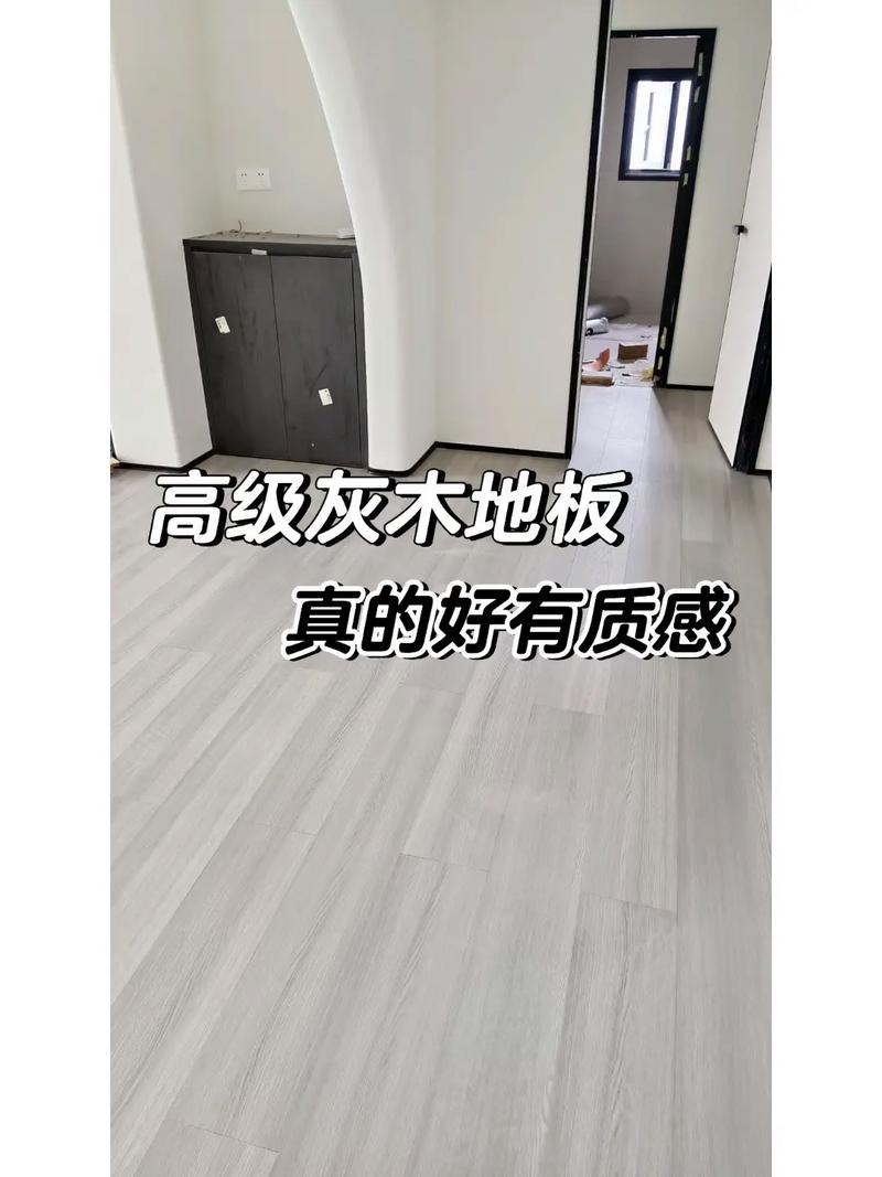 灰色哑光六角砖与木地板混铺效果