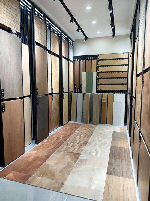 装修前期建材市场木纹砖样品对比场景