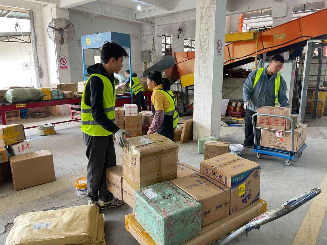 企业办公区新人帮老员工取快递场景实拍