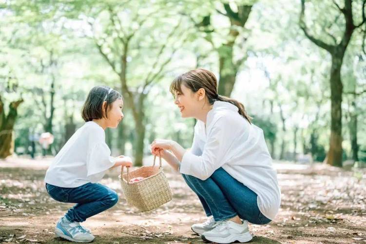 宝妈蹲下来安抚两岁叛逆宝宝亲子照
