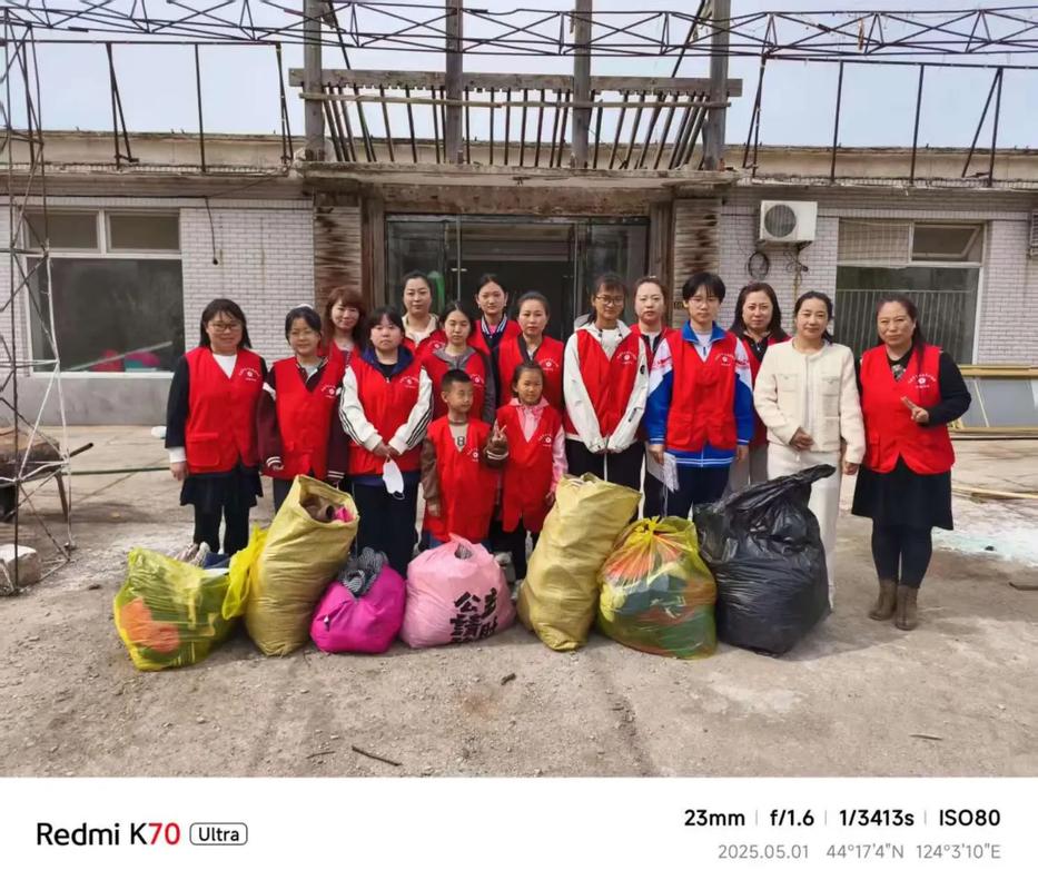 衣物分类整理准备捐赠的示意图