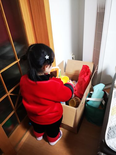 宝宝在家玩厨房收纳箱触觉寻宝游戏实拍
