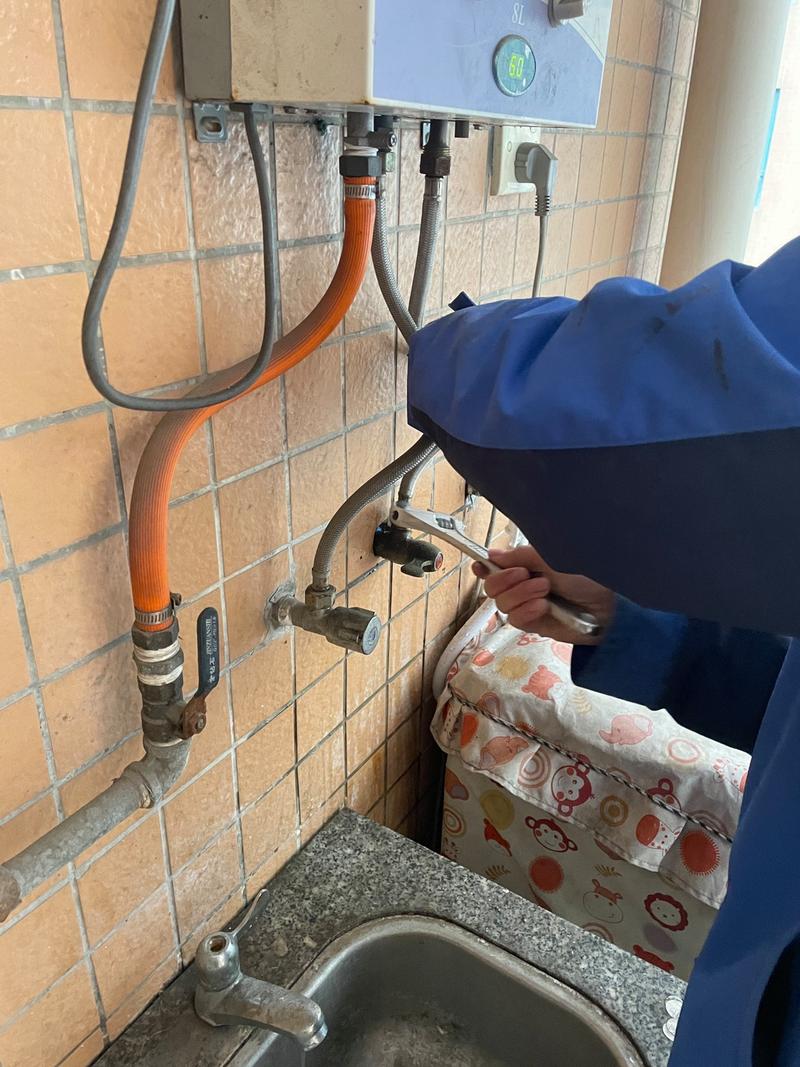 租房现场检查水电水龙头实操照片