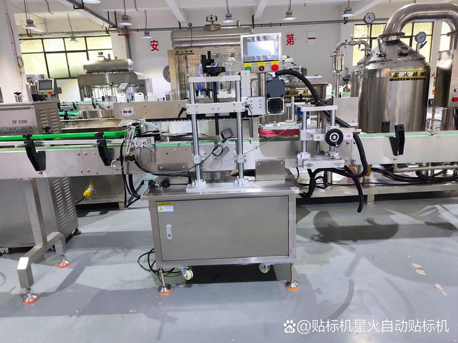 食品饮料产线在线圆瓶贴标机工作现场