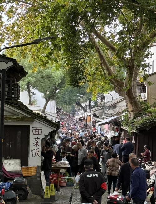 绍兴府山直街早市摊位