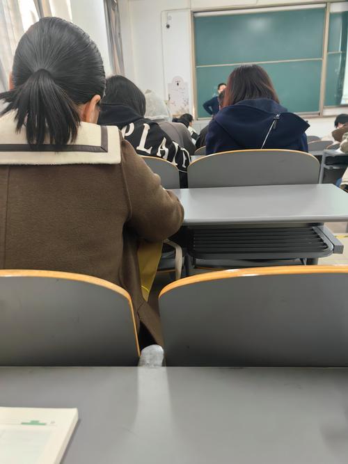 教室后排靠窗放空的中学生背影