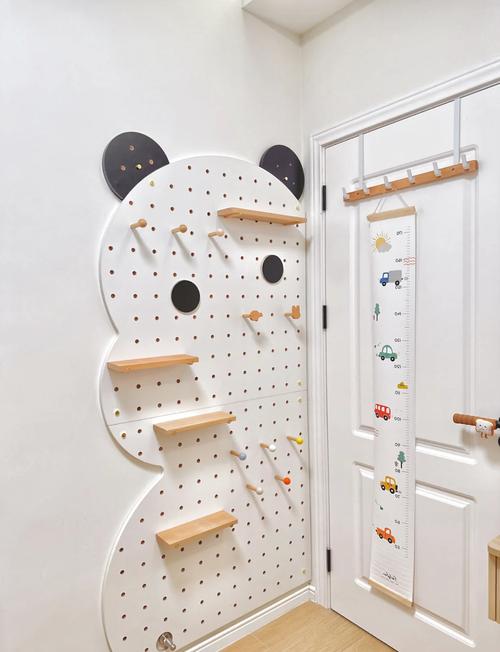 儿童房彩色洞洞板玩具收纳创意布局