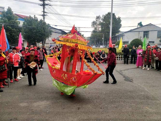 湖北南漳老艺人手工扎制旱船蚌壳道具