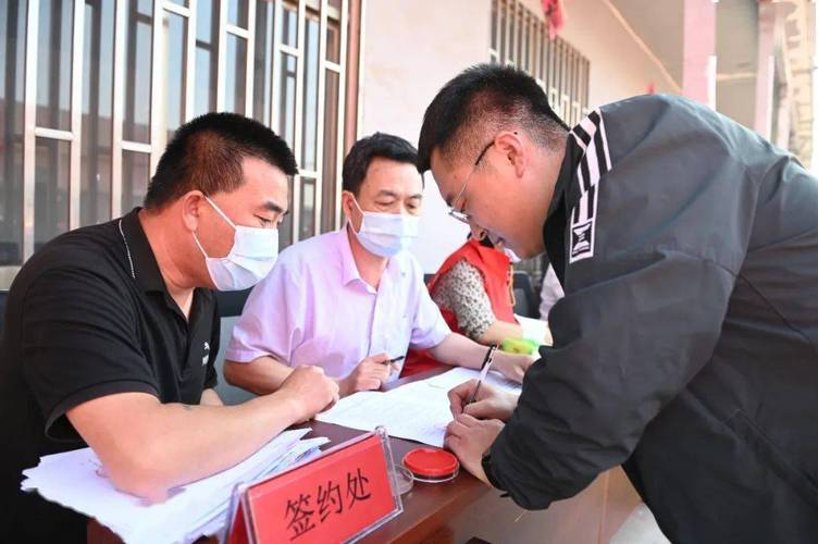 拆迁律师和当事人签订委托合同现场图