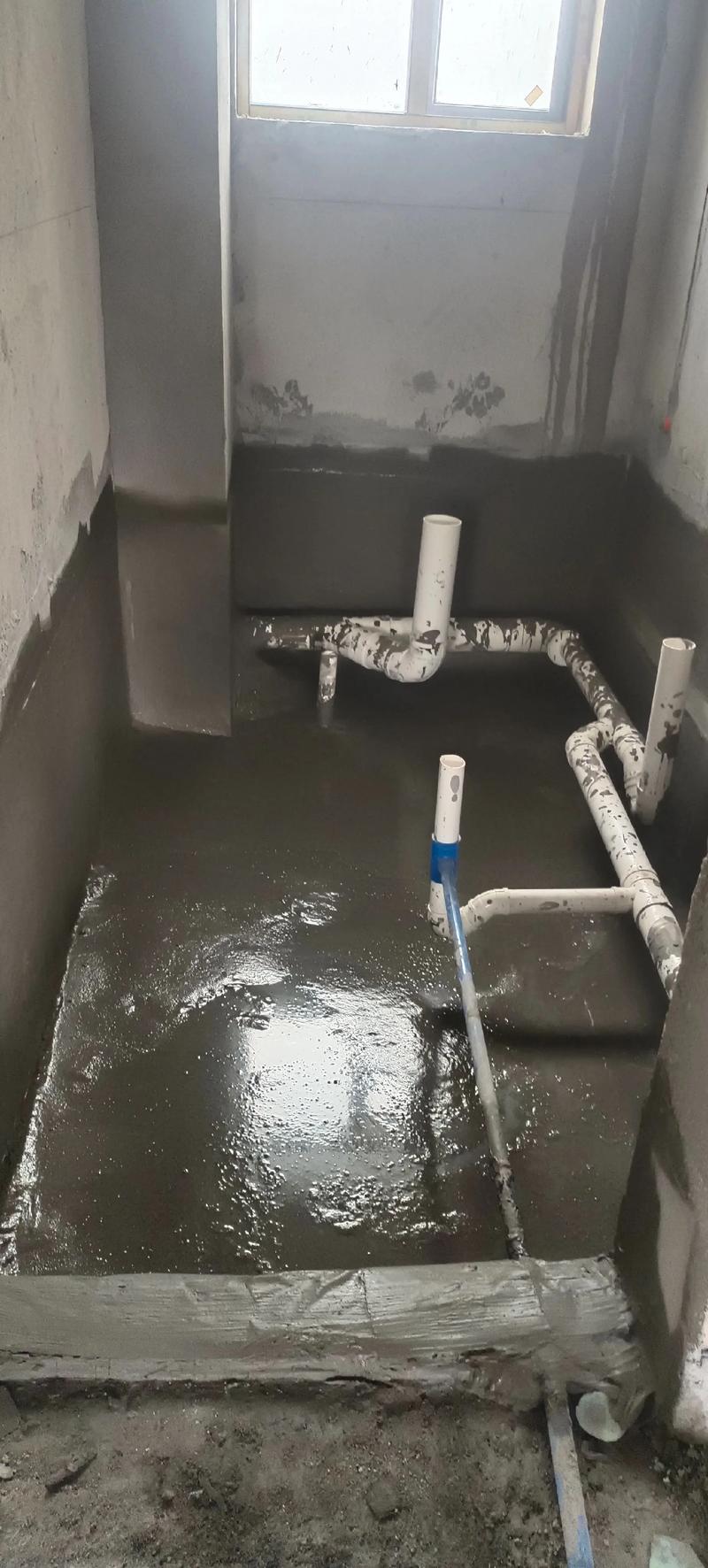 蹲便器安装前防水刷涂施工现场