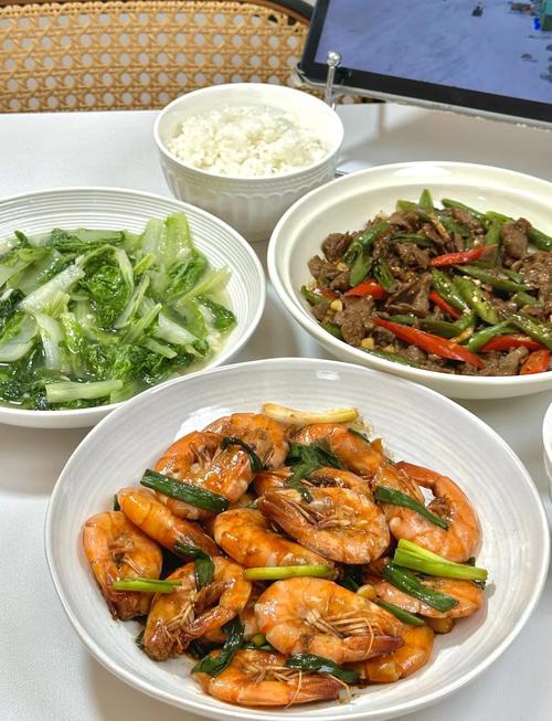 家常餐盘分三类食物的实拍图