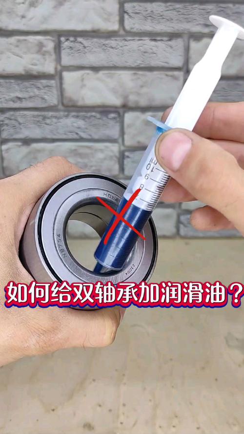 汽车维修给雨刮轴轴承加注锂基脂操作图