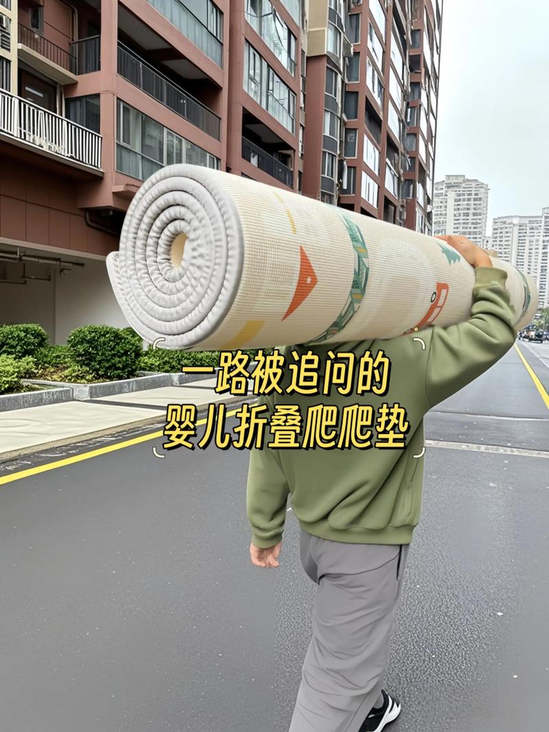 带娃宝妈在爬行垫上处理家庭创业订单实拍