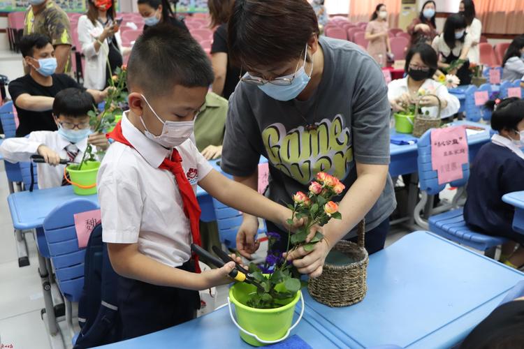 家长帮忙赶制小学生实践性作业作品场景