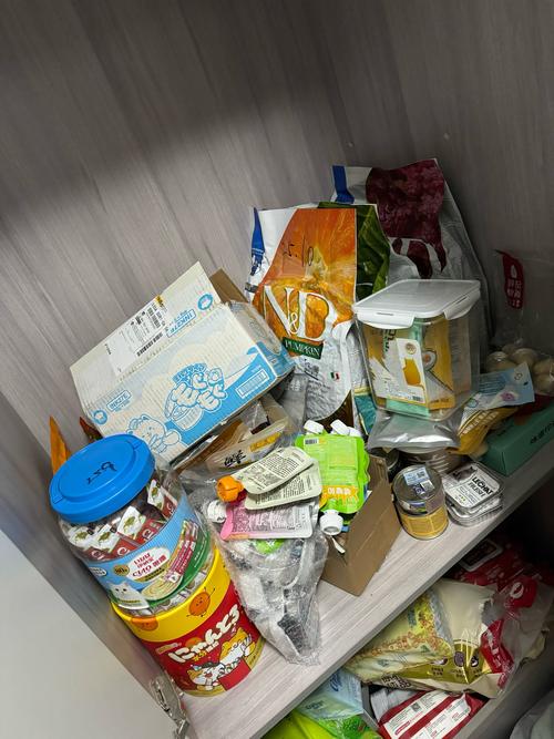 厨房抽屉散落未密封的代餐食品图