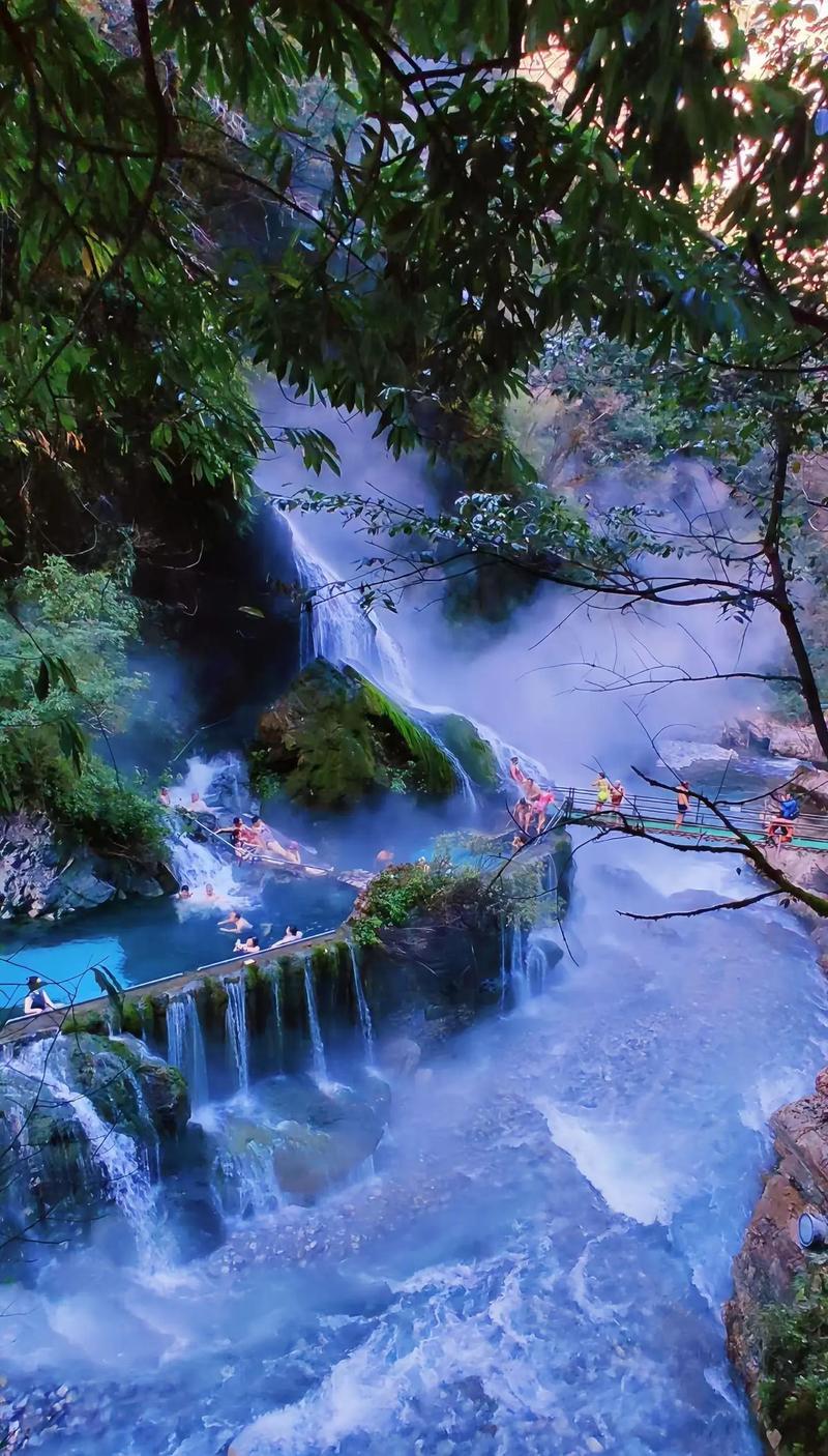 温泉雾气缭绕的山景