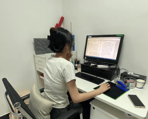 大学生在出租屋整理实习面试简历的桌面场景