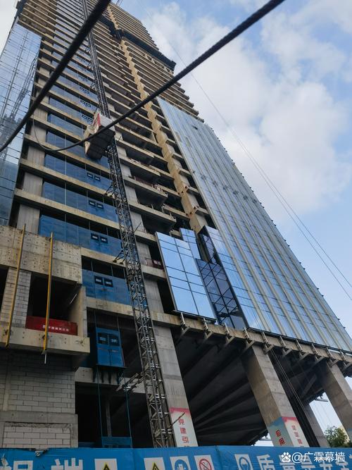 建筑施工工地安装外墙玻璃幕墙作业现场