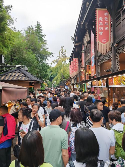 宽窄巷子主街网红店拥挤人群