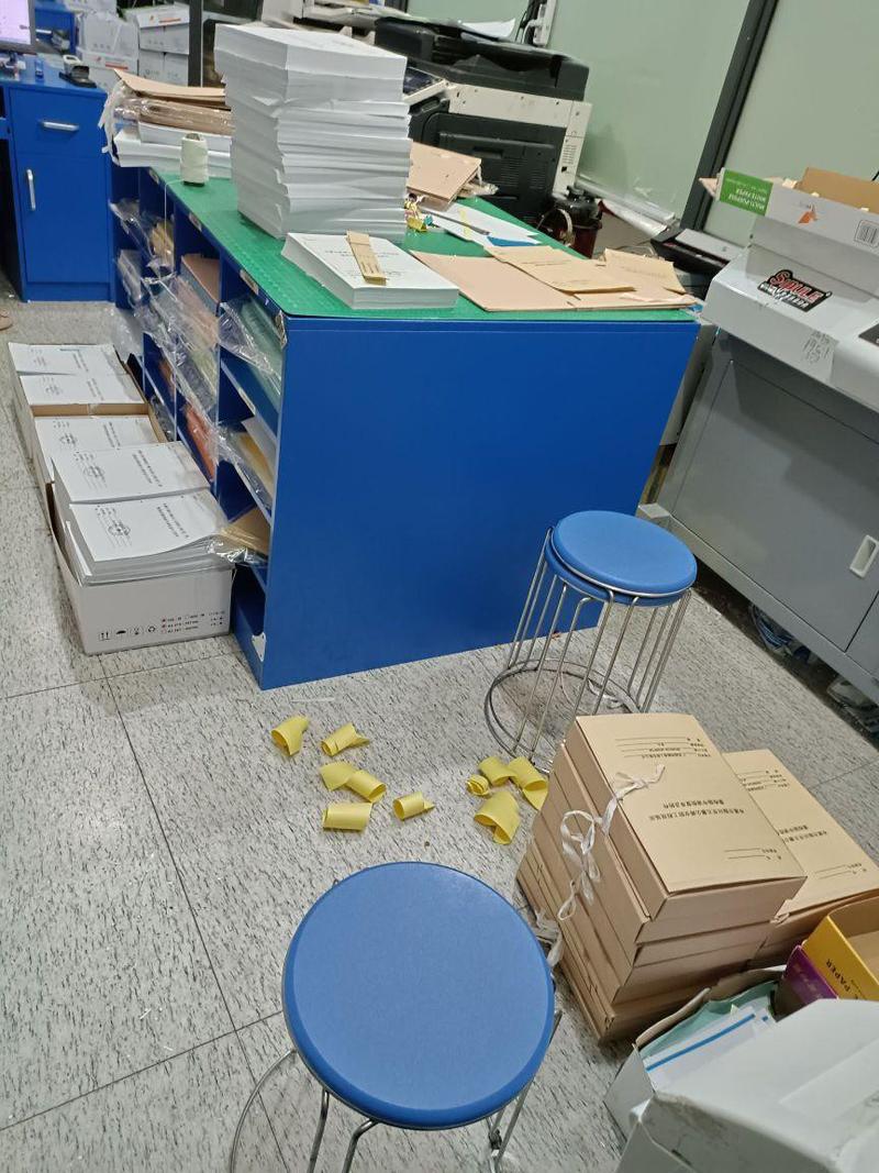 学校办公室里堆满质量监测材料的桌面